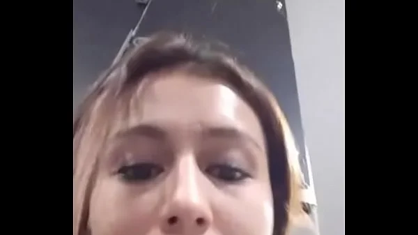 Latina fitness se corre en baño de gym