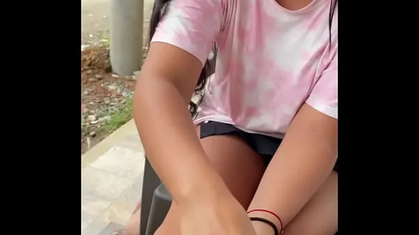 sexy colombiana mamandole la verga a su vecino en publico es pillada