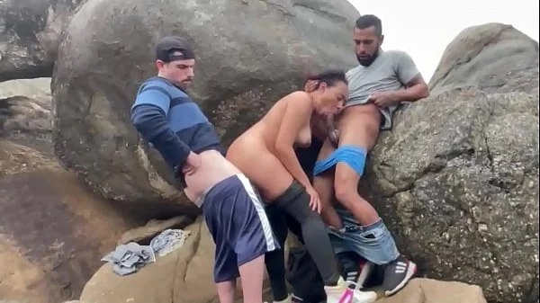 Casada fudendo na praia com dois.