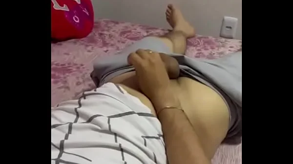 Me pilló masturbándome y me dio vagina como castigo