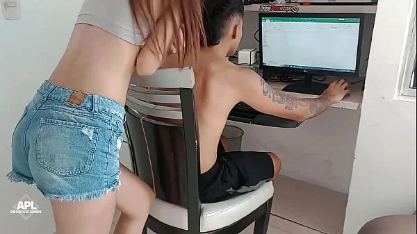 Mi hermanastra esta tan cachonda que viene a ayudarme a trabajar, pero en realidad quiere que le reviente el culo con la verga