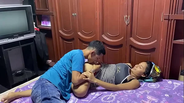 FOLLO POR PRIMERA VEZ CON MI MEJOR AMIGO EL ME CALIENTA HASTA HACERME VENI A CHORRO