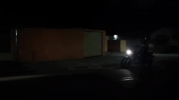 a russah chamou o eletricista para arrumar sua tv e pagou com sexo