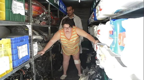 Se folla a la gorda en el almacén de recambios del taller. Es una gorda muy viciosa que quiere que le metan herramientas por el coño