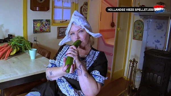 Nederlandse MILF boerin masturbeert met een Dildo! (Hollandse Vieze Spelletjes) - Dildo Tikken, Nederlands gesproken porno!