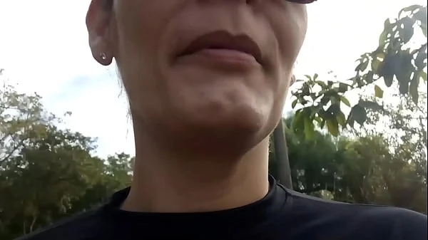 Raquel sem máscara pagando boquete para desconhecido no meio da rua durante o dia