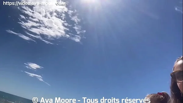 J'emmène ma copine sucer pour la première fois des inconnus sur la plage libertine du Cap d'Agde