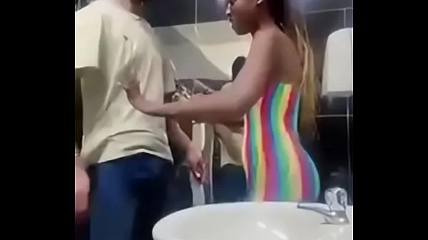 Baise fort avec ma copine devant son ami en boîte de nuit