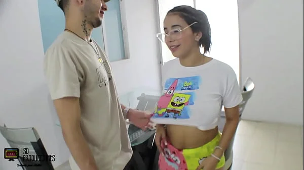Le follo el coño a la cachonda de mi amiga en su habitación mientras su hermanastro no esta en casa